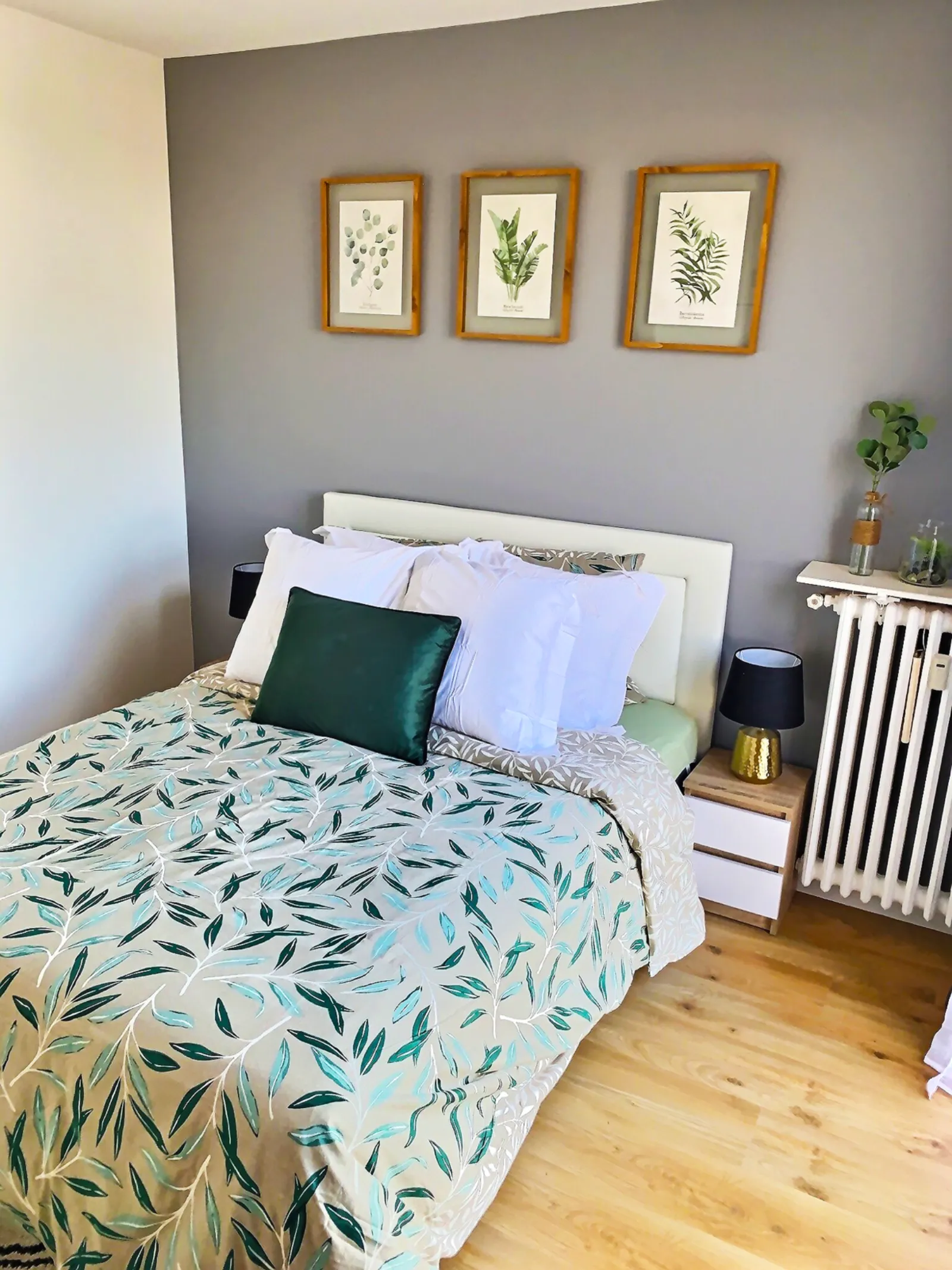 Chambre verte avec décoration moderne