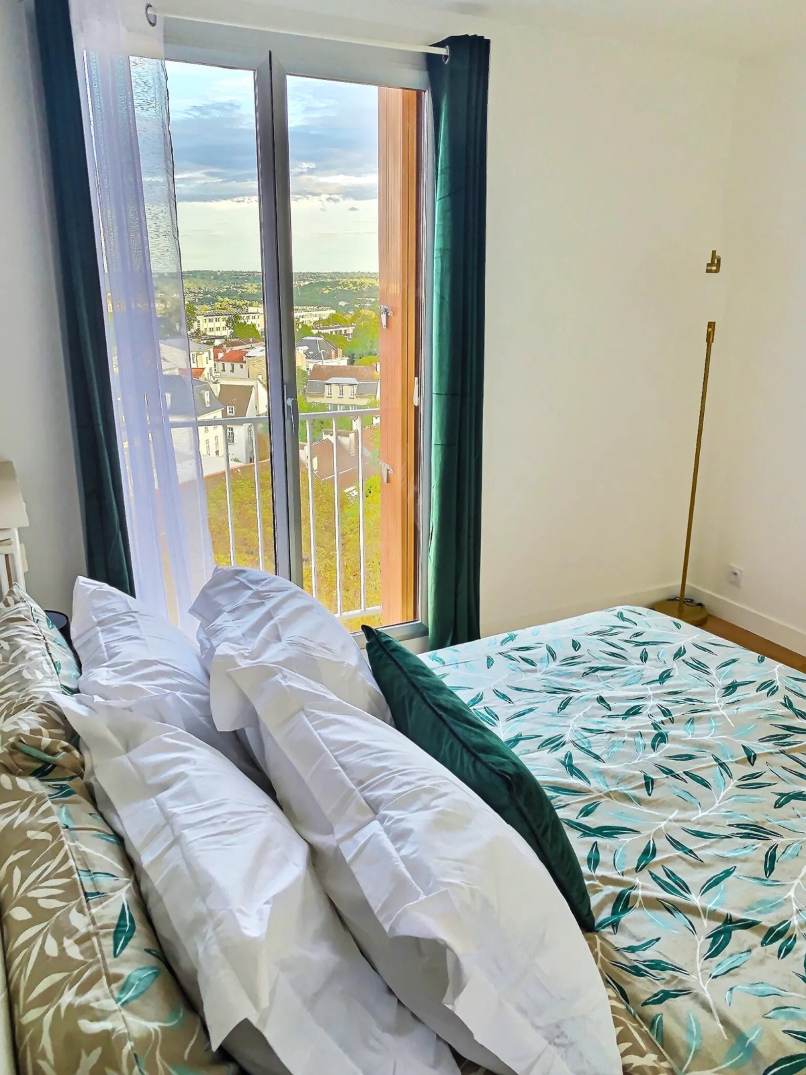 Vue imprenable sur les toits depuis la chambre — 8ème étage Saint-Germain-en-Laye