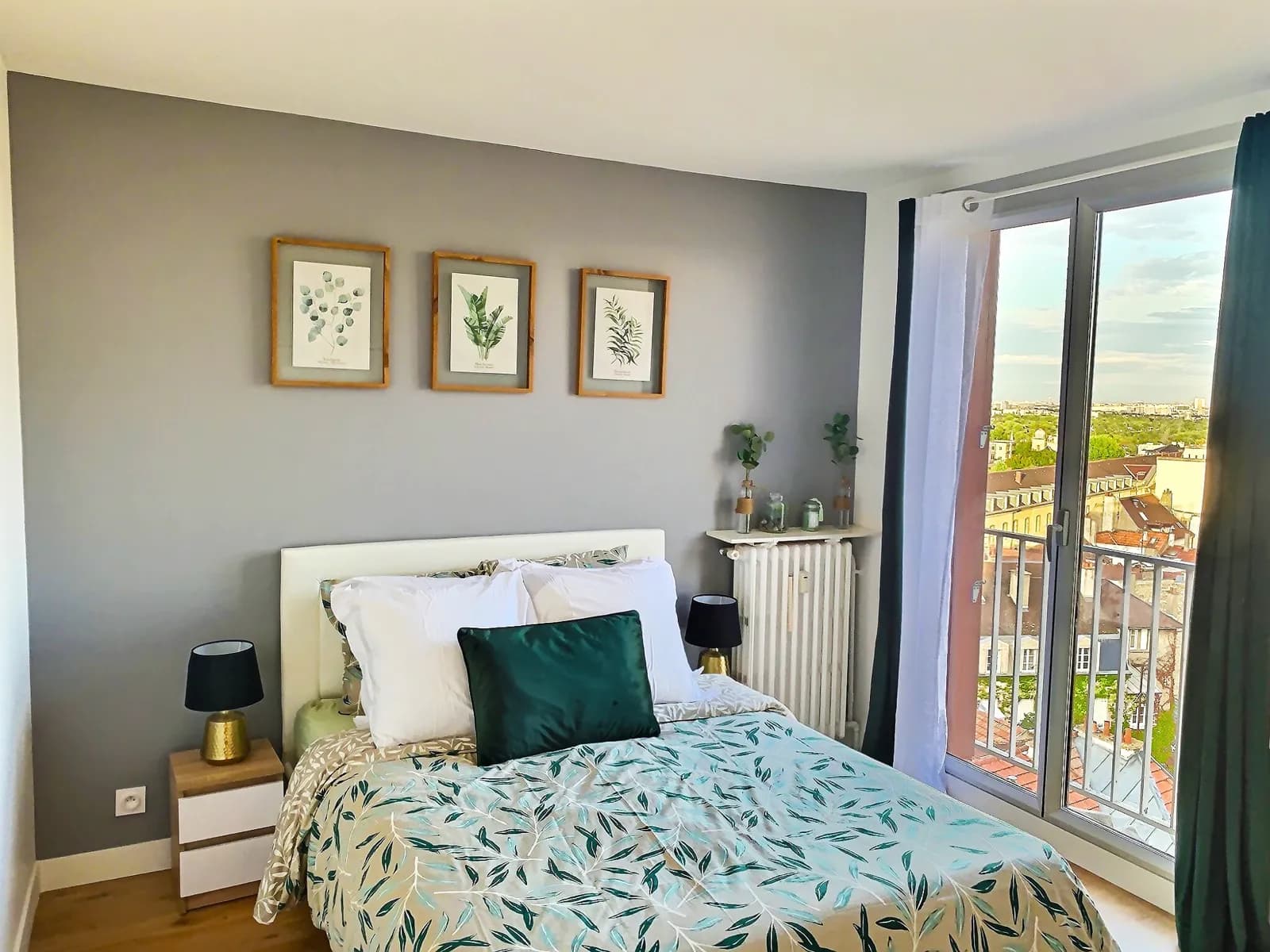 Deuxième chambre avec vue sur les toits de Saint-Germain