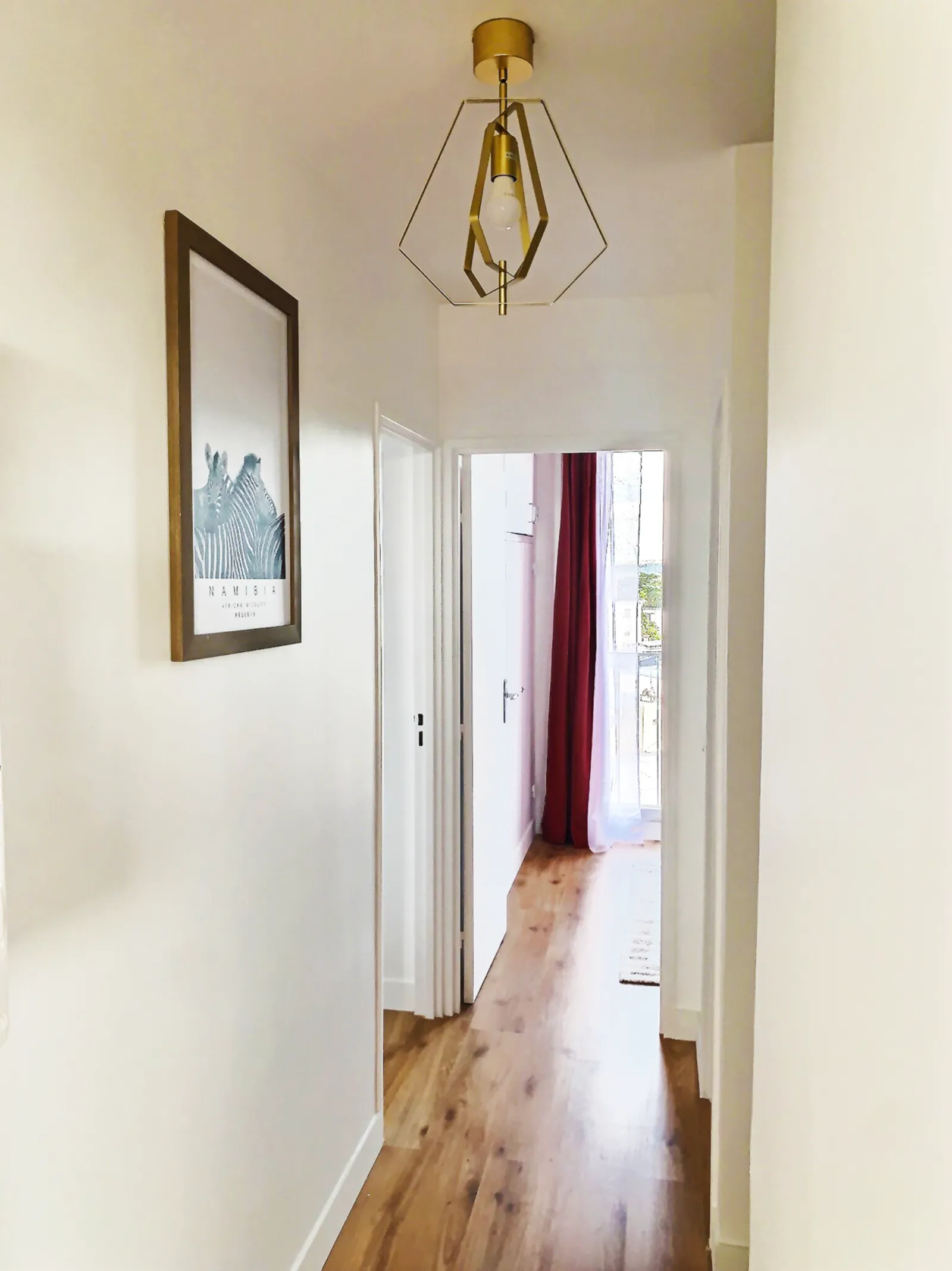 Couloir lumineux de l'appartement au 8ème étage