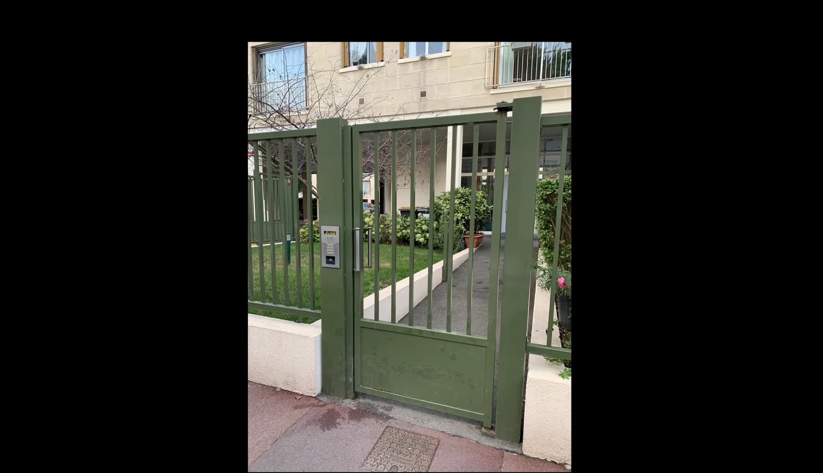 Portail d'entrée de la résidence sécurisée