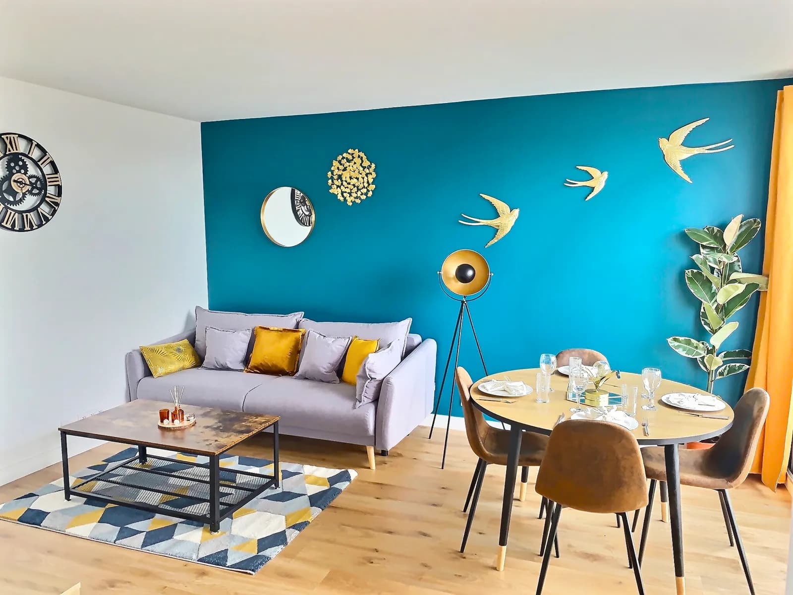 Salon lumineux avec mur bleu et hirondelles dorées — appartement Saint-Germain-en-Laye