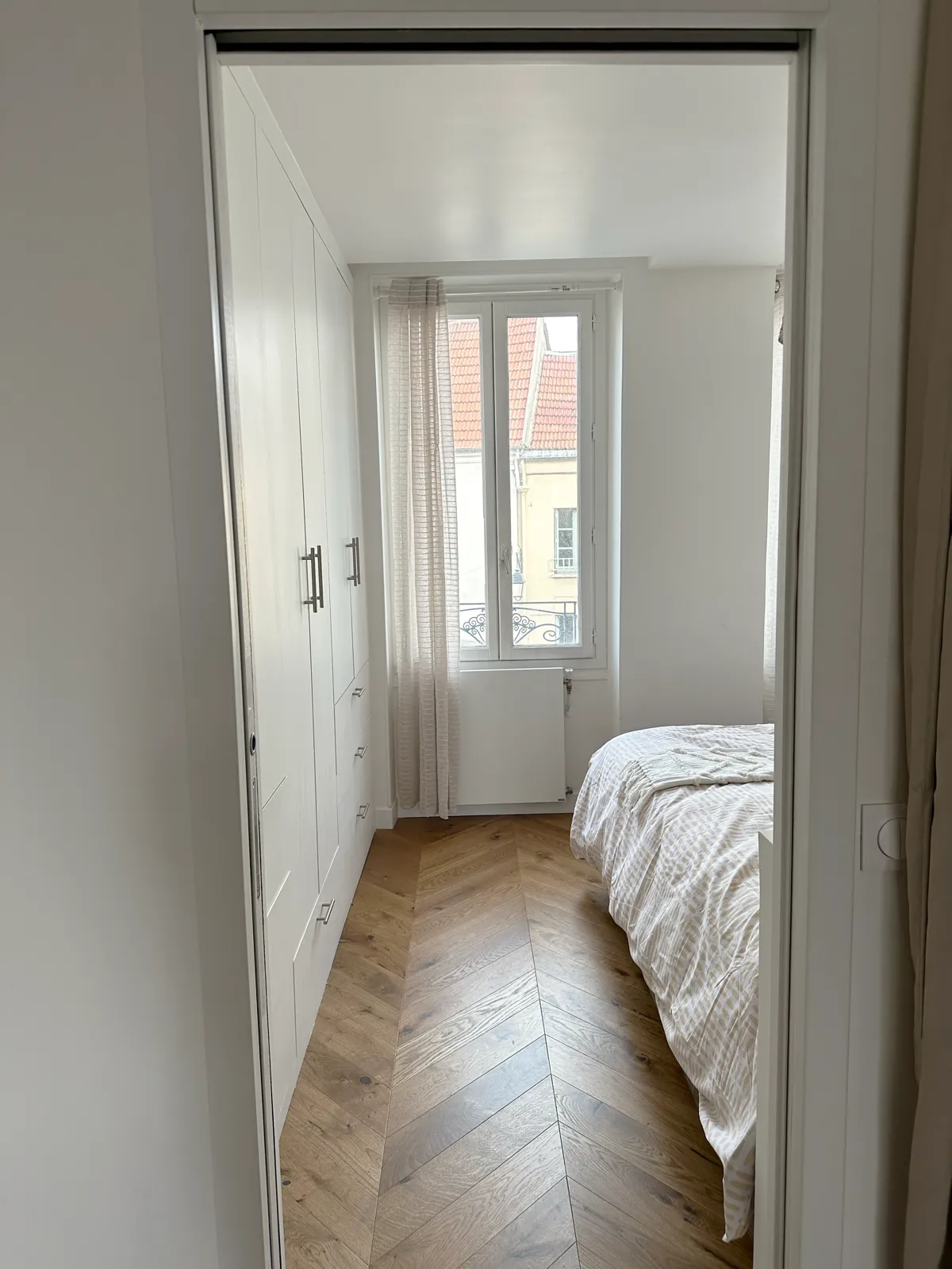 Chambre vue depuis l'entrée de l'appartement