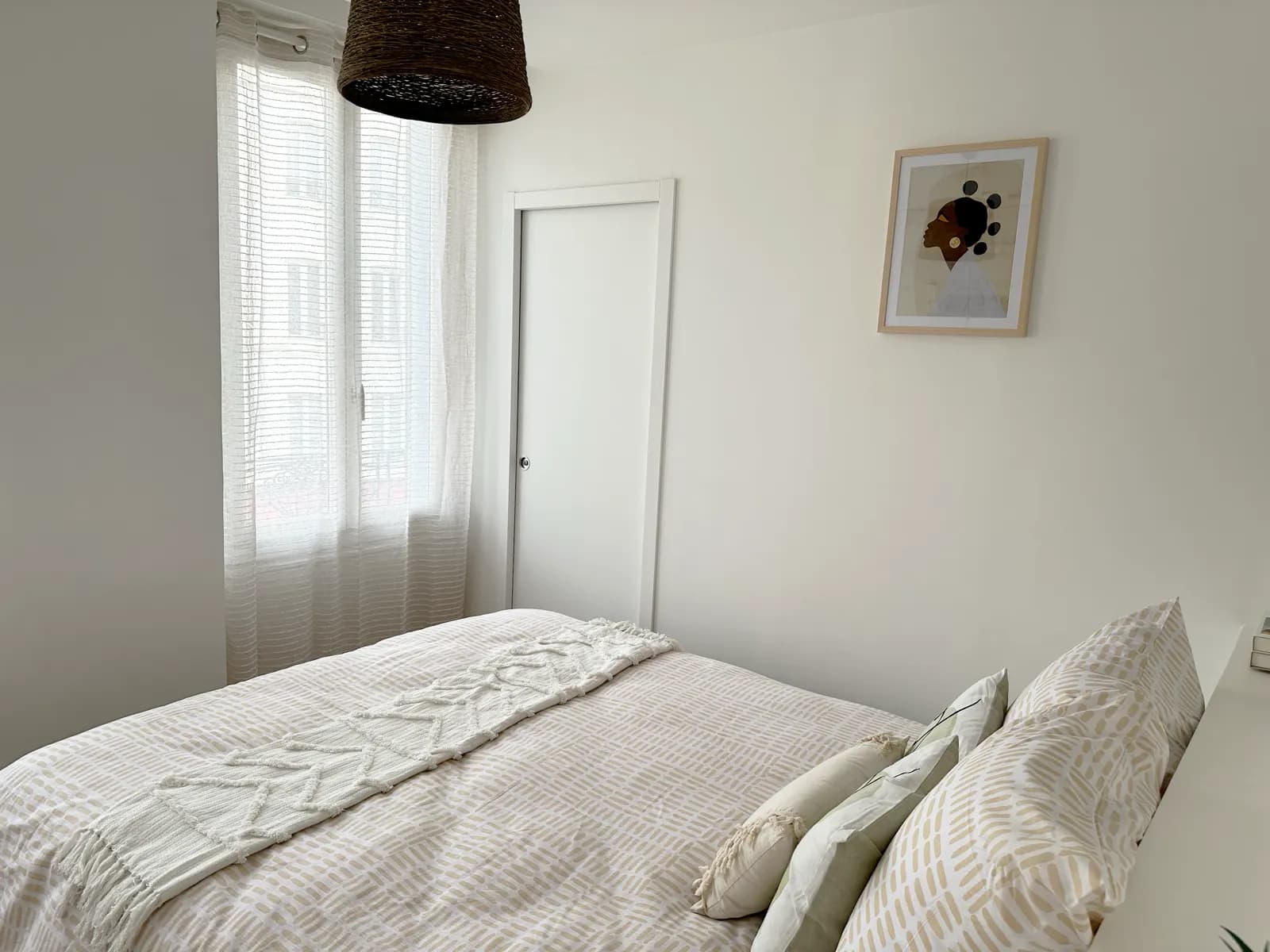 Chambre double avec suspension en osier — appartement de charme Saint-Germain