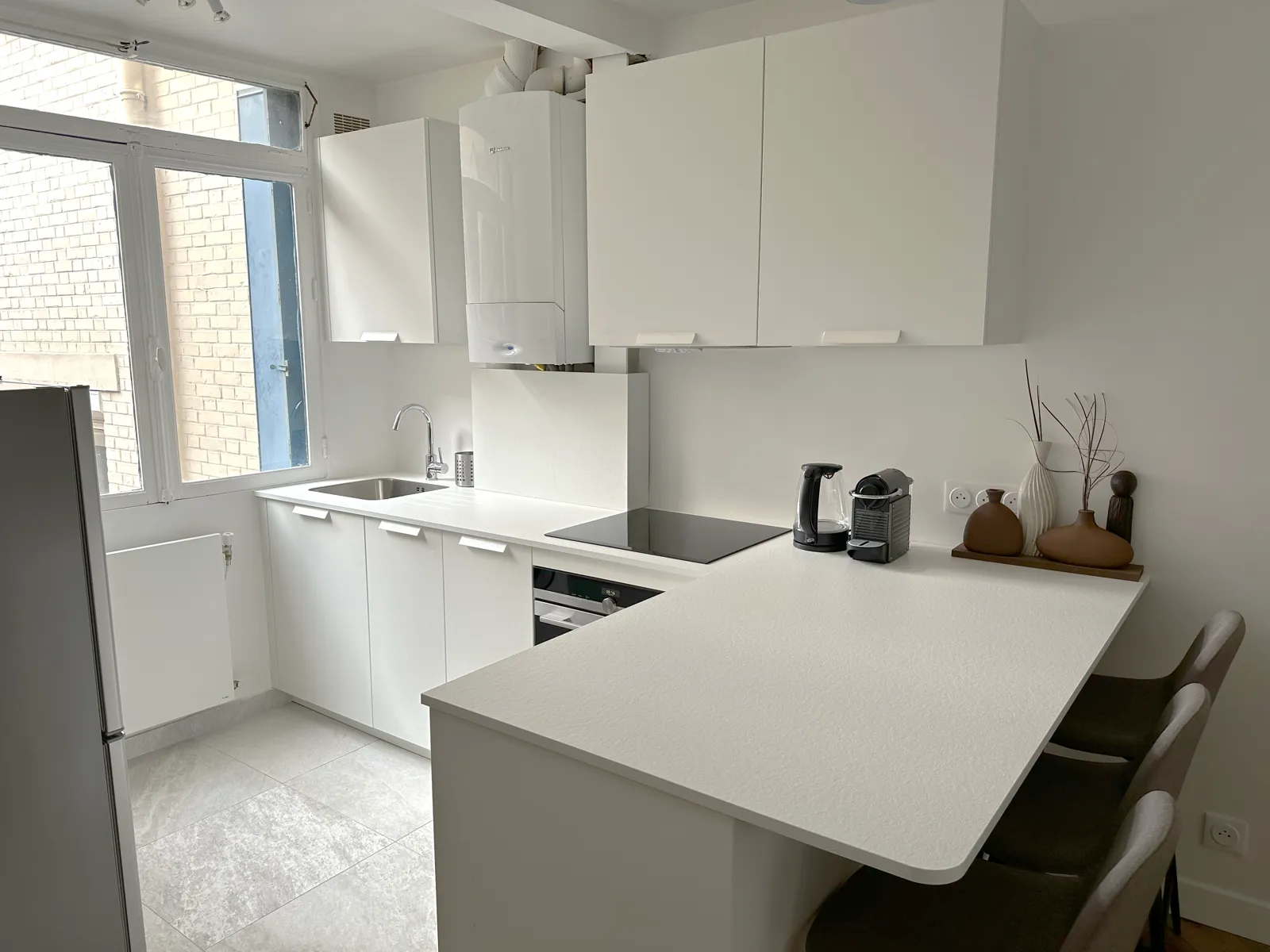 Plan de travail et four encastré dans la cuisine