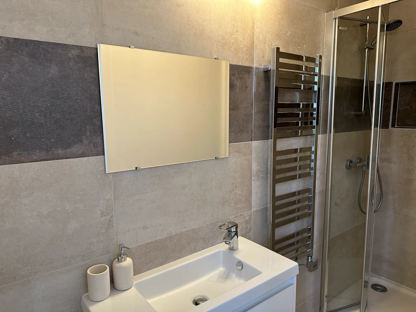 Entrée de l'immeuble en plein centre-ville de Saint-Germain-en-Laye