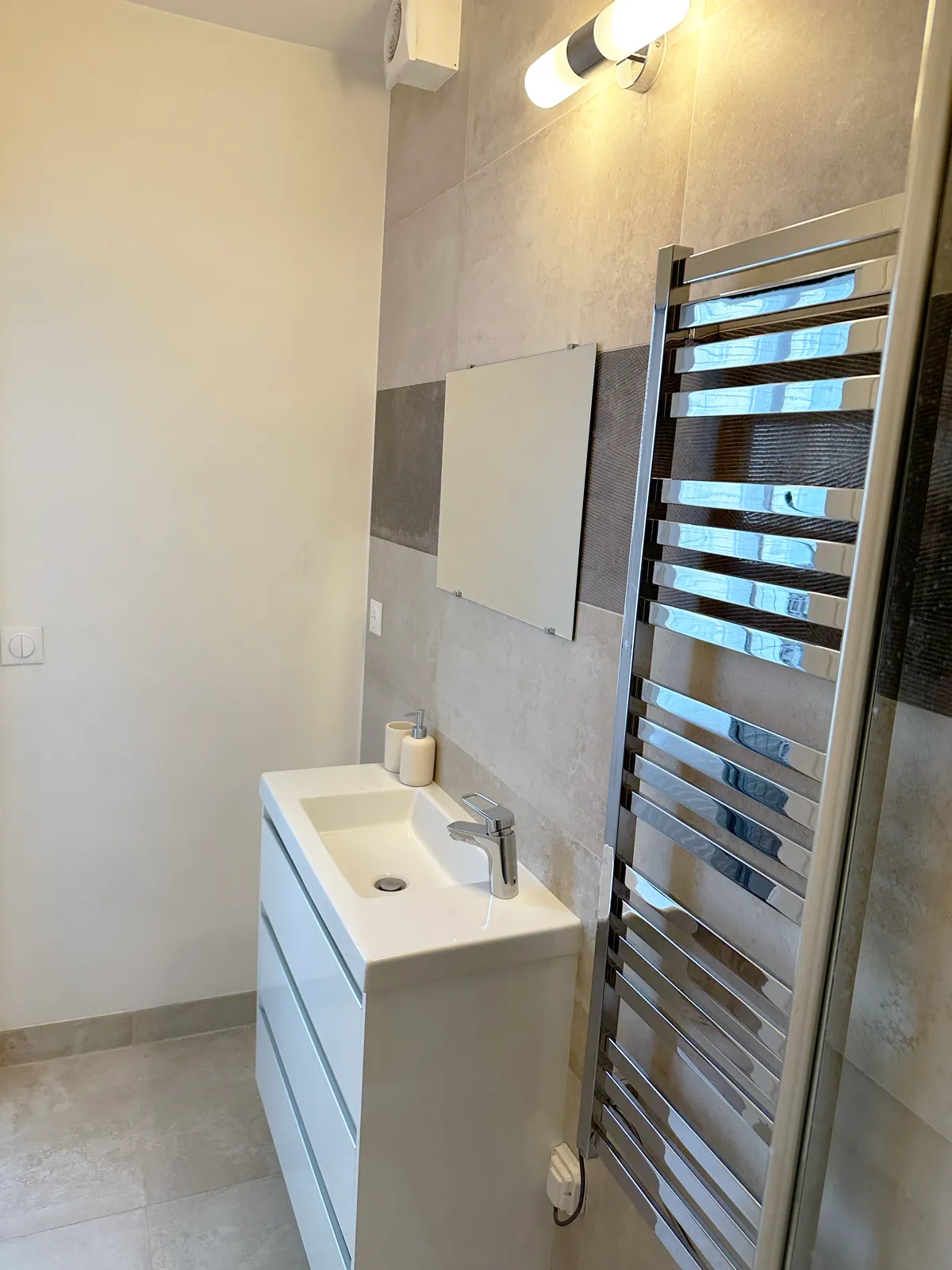 Cabine de douche vitrée dans la salle de bain