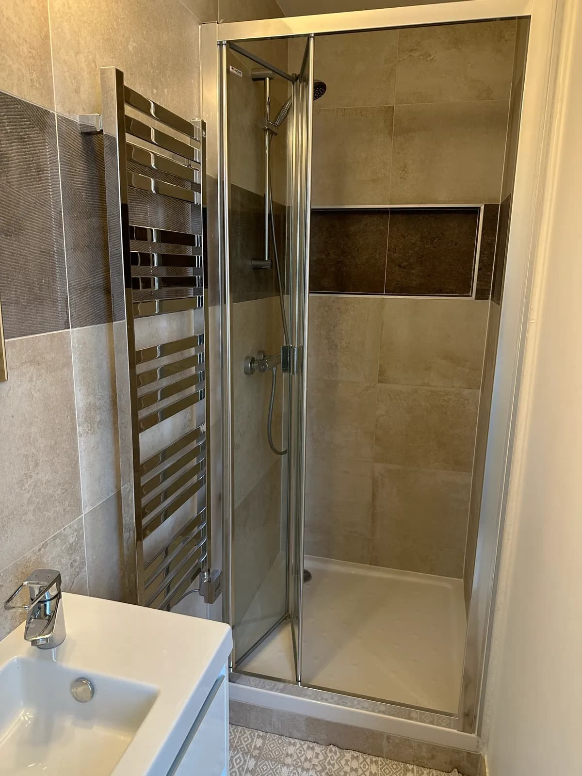 Salle de bain moderne avec douche — location courte durée Yvelines