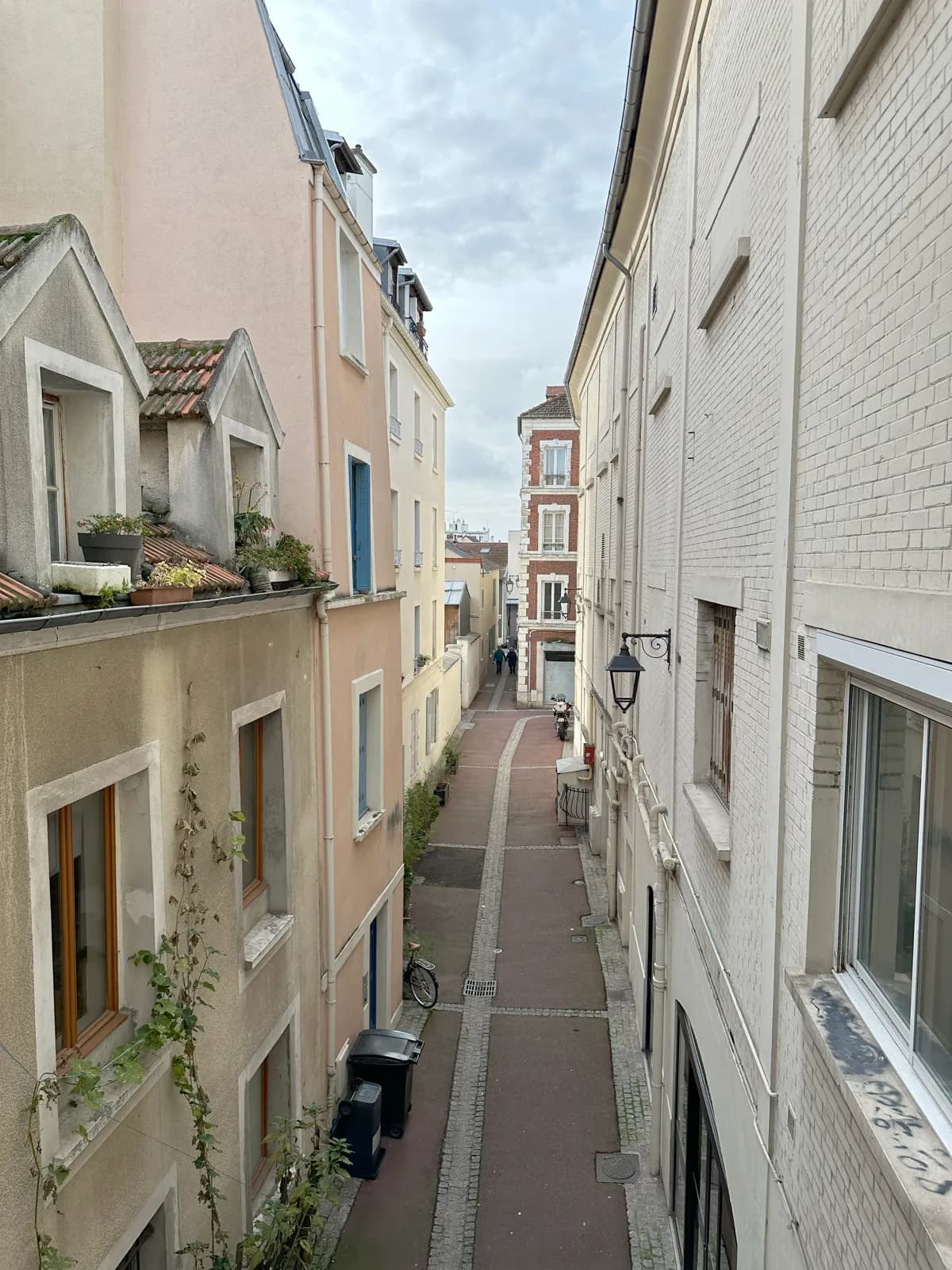 Vue sur la rue depuis la fenêtre de l'appartement
